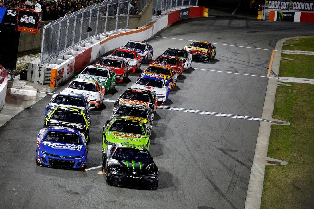 Ty Gibbs, Joe Gibbs Racing Toyota, Kyle Larson, Hendrick Motorsports Chevrolet