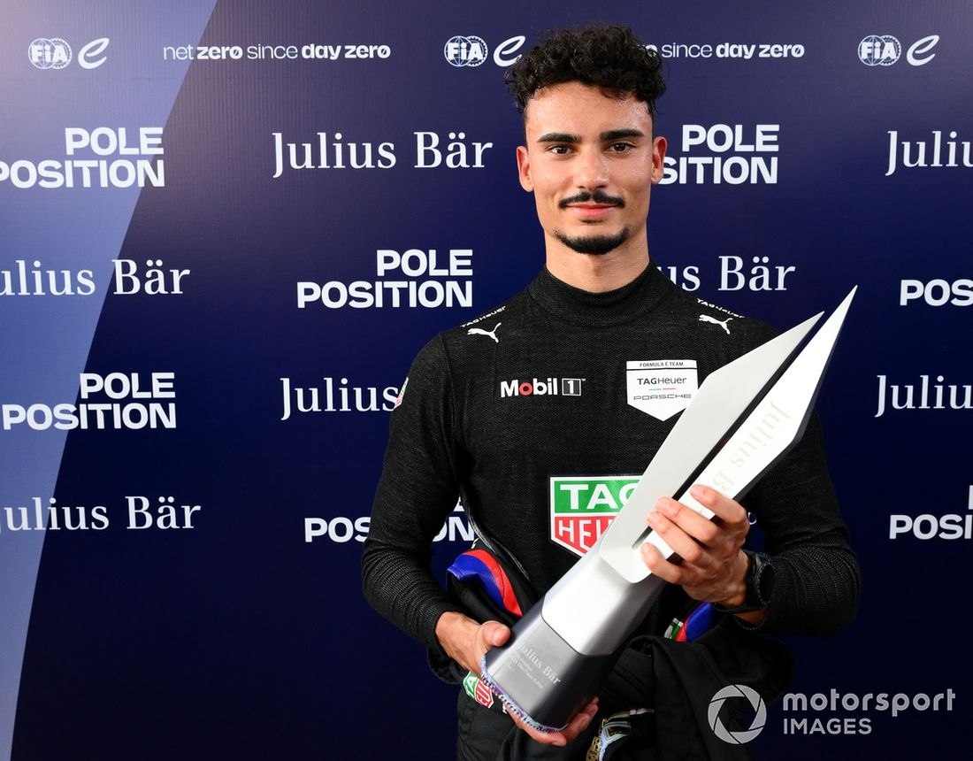 Pascal Wehrlein, poleman del equipo Porsche de Fórmula E, con el Premio Julius Baer a la Pole Position
