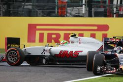 Esteban Gutierrez, Haas F1 Team VF-16 spins