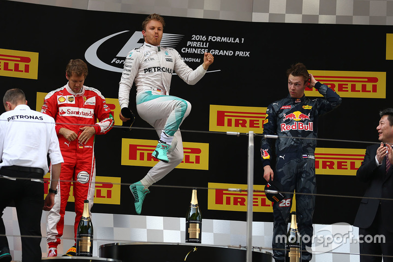 Podium: Sieger Nico Rosberg, Mercedes AMG F1 Team, Platz zwei Sebastian Vettel, Ferrari, Platz drei 