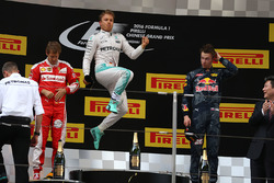 Podium: Sieger Nico Rosberg, Mercedes AMG F1 Team, Platz zwei Sebastian Vettel, Ferrari, Platz drei