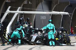 Arrêt aux stands pour Lewis Hamilton, Mercedes AMG F1 Team W07