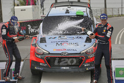 Les vainqueurs Hayden Paddon et John Kennard, Hyundai Motorsport