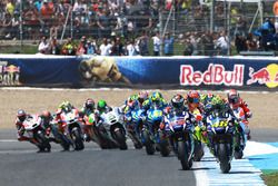 Valentino Rossi, Yamaha Factory Racing leads at the start