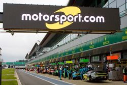 Logo Motorsport.com dans la pitlane