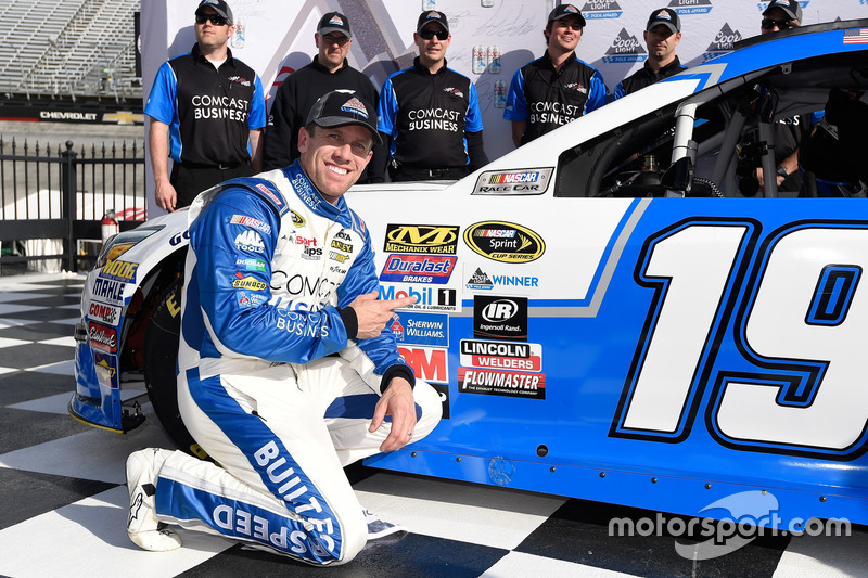 Bristol: Carl Edwards (Gibbs-Toyota)