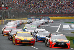 Start: Martin Truex Jr., Furniture Row Racing Toyota leads