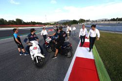 Officiels et pilotes à l'emplacement de la chicane qui remplace le virage n°12