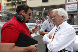 Alfonso de Orlテゥans-Borbテウn, Racing Engineering, speaks bersama Charlie Whiting, Race Director, FIA