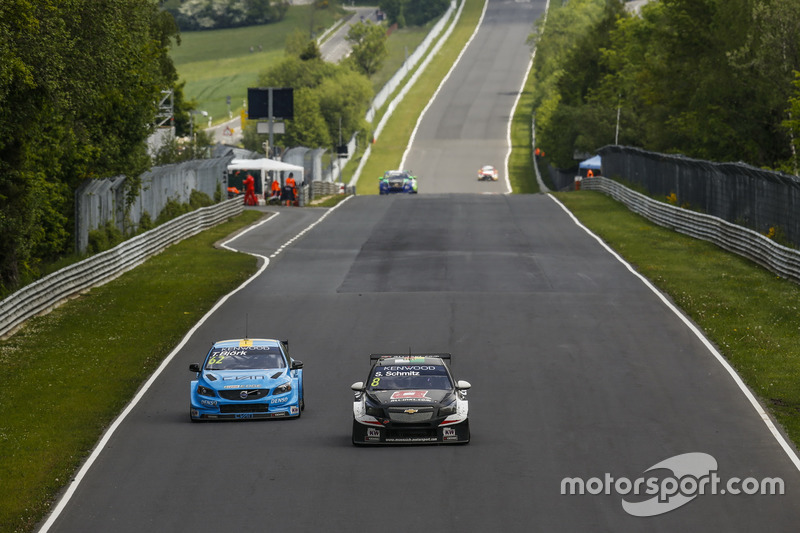 Sabine Schmitz, All-Inkl Motorsport, Chevrolet RML Cruze TC1 dan Thed Bjﾃｶrk, Polestar Cyan Racing, 