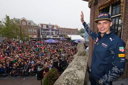 Max Verstappen, Red Bull Racing, zwaait naar de fans