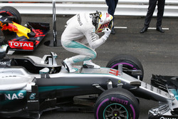 Yarış galibi Lewis Hamilton, Mercedes AMG F1 W07 Hybrid, parc ferme