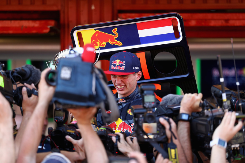 Max Verstappen, Red Bull Racing feiert seinen ersten F1-Sieg mit dem Team