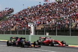 Carlos Sainz Jr., Scuderia Toro Rosso STR11 and Kimi Raikkonen, Ferrari SF16-H battle for position