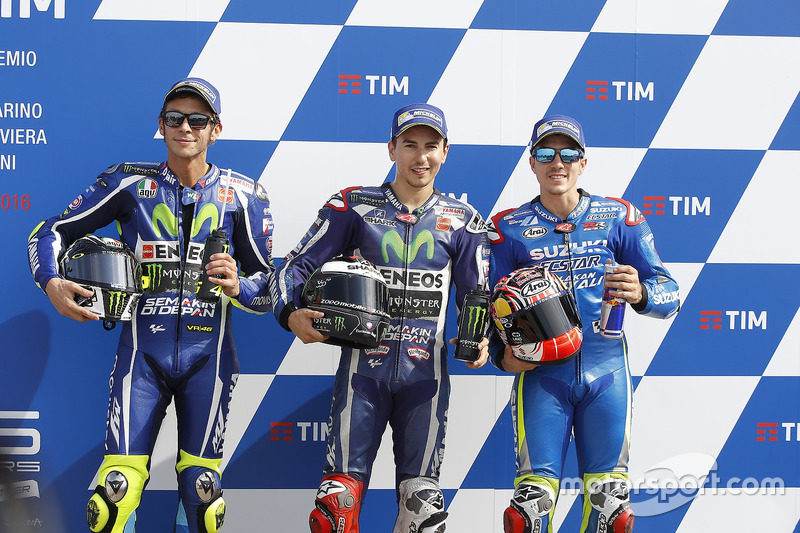 Jorge Lorenzo, o pole, Valentino Rossi, o segundo colocado, e Maverick Viñales, o terceiro, formam a primeira fila.