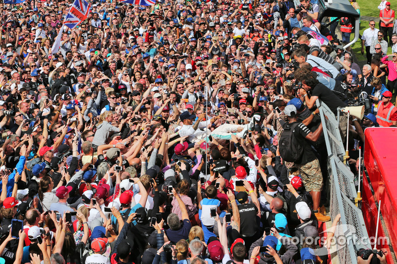 Ganador de la carrera Lewis Hamilton, Mercedes AMG F1 celebra con los fans