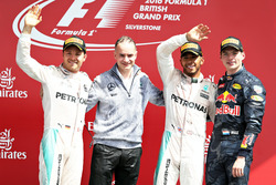 Het podium: Nico Rosberg, Mercedes AMG F1, tweede; Lewis Hamilton, Mercedes AMG F1, winnaar; Max Ver