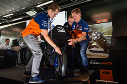 Mika Kallio, Sebastian Risse Pit Beirer en Mike Leitner onthullen de KTM MotoGP-motor