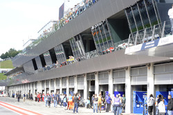La pitlane du Red Bull Ring