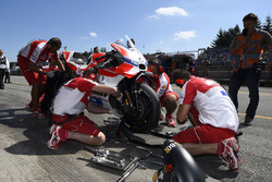Meccanici al lavoro sulla moto di Andrea Dovizioso, Ducati Team