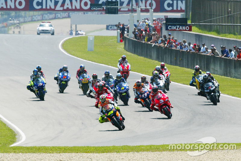 Inicio: Valentino Rossi líder