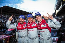 Para pemenang lomba Lucas di Grassi, Loic Duval, Oliver Jarvis, Audi Sport Team Joest