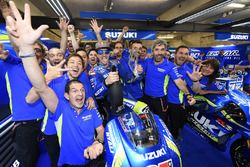 Maverick Viñales, Team Suzuki MotoGP, fête sa troisième place avec son team