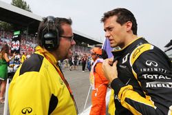 Jolyon Palmer, Renault Sport F1 Team with Julien Simon-Chautemps, Renault Sport F1 Team Race Engineer on the grid