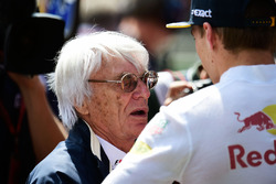 Bernie Ecclestone, avec Max Verstappen, Red Bull Racing sur la grille