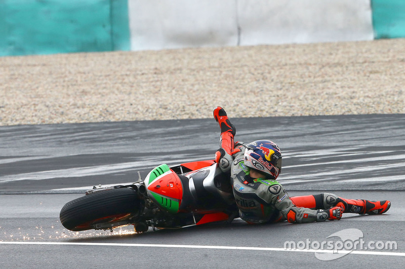 17. Stefan Bradl, Aprilia Gresini Racing Team Crash