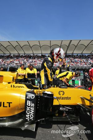 Kevin Magnussen, Renault Sport F1 Team R.S.16 sur la grille
