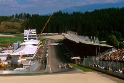 Start zum GP Österreich 1997 in Spielberg: Mika Häkkinen, McLaren MP4/12, führt