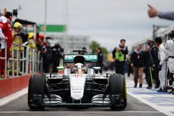 Le vainqueur Lewis Hamilton, Mercedes AMG F1 W07 Hybrid entre dans le parc fermé