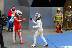 Racewinnaar Lewis Hamilton, Mercedes AMG F1 viert feest in parc ferme met Sebastian Vettel, Ferrari