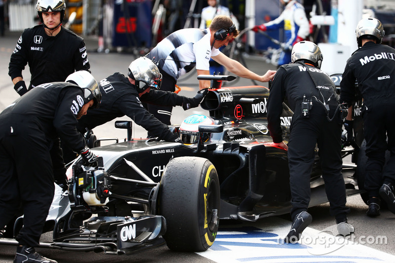 Fernando Alonso, McLaren MP4-31 se retira de la carrera