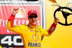 Le vainqueur Joey Logano, Team Penske Ford