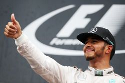 Ganador de la carrera Lewis Hamilton, Mercedes AMG F1 celebra en el podio