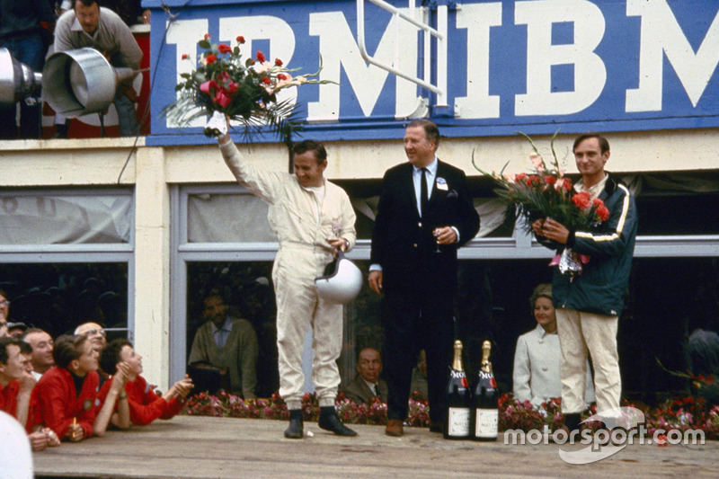 De izquierda: Henry Ford II, Bruce McLaren y Chris Amon en el podio de la victoria después de las 24 horas de Le Mans 1966