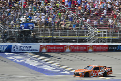 Daniel Suárez, Joe Gibbs Racing Toyota se lleva la bandera a cuadros