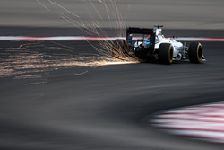 Valtteri Bottas, Williams FW38 sends sparks flying