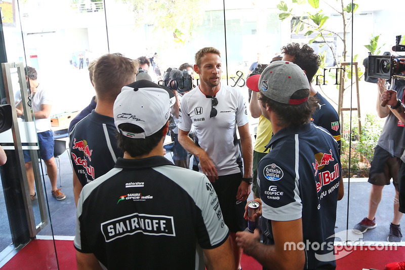 Jenson Button, McLaren celebra sus 300 GP con Daniel Ricciardo, Red Bull Racing; Marcus Ericsson, Sa