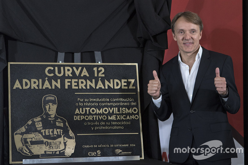 Adrián Fernández con su placa conmemorativa Curva 12 que llevara su nombre en el AUtódromo Hermanos Rodrígiuez