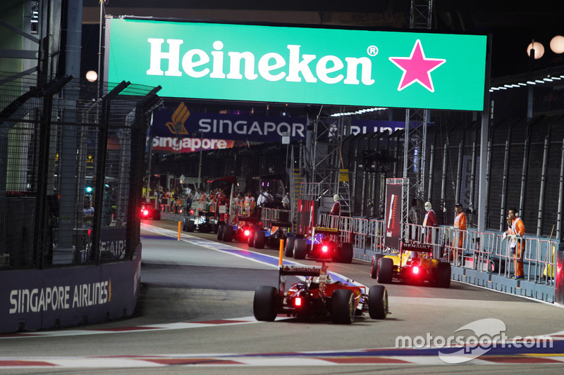 Sebastian Vettel, Ferrari SF16-H segue il gruppo attraverso la pit lane alle spalle della Safety Car FIA
