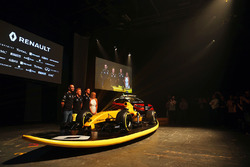 Cyril Abiteboul, Renault Sport F1 Managing Director, Kevin Magnussen, Renault Sport F1 Team, Jolyon