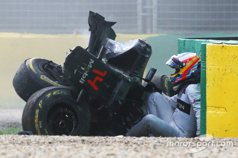 Fernando Alonso, McLaren MP4-31 sort de sa voiture après un énorme accident