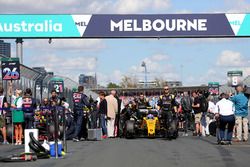 Jolyon Palmer, Renault Sport F1 Team RS16 on the starting grid