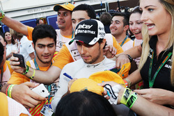 Sergio Perez, Sahara Force India F1 with marshals