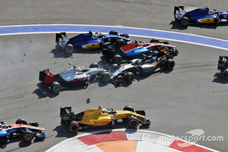 Startcrash mit Marcus Ericsson, Sauber C35, Rio Haryanto, Manor Racing MRT05, Esteban Gutierrez, Haa