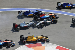 Start crash with Marcus Ericsson, Sauber C35, Rio Haryanto, Manor Racing MRT05, Esteban Gutierrez, H