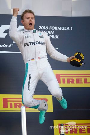 Podio: ganador Nico Rosberg, Mercedes AMG F1 Team